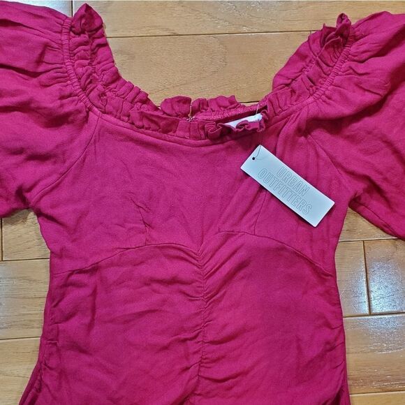 🔹️NWT Urban Outfitters Raspberry Off Shoulder Ruched Front Dress Size 0 - Picture 3 of 11